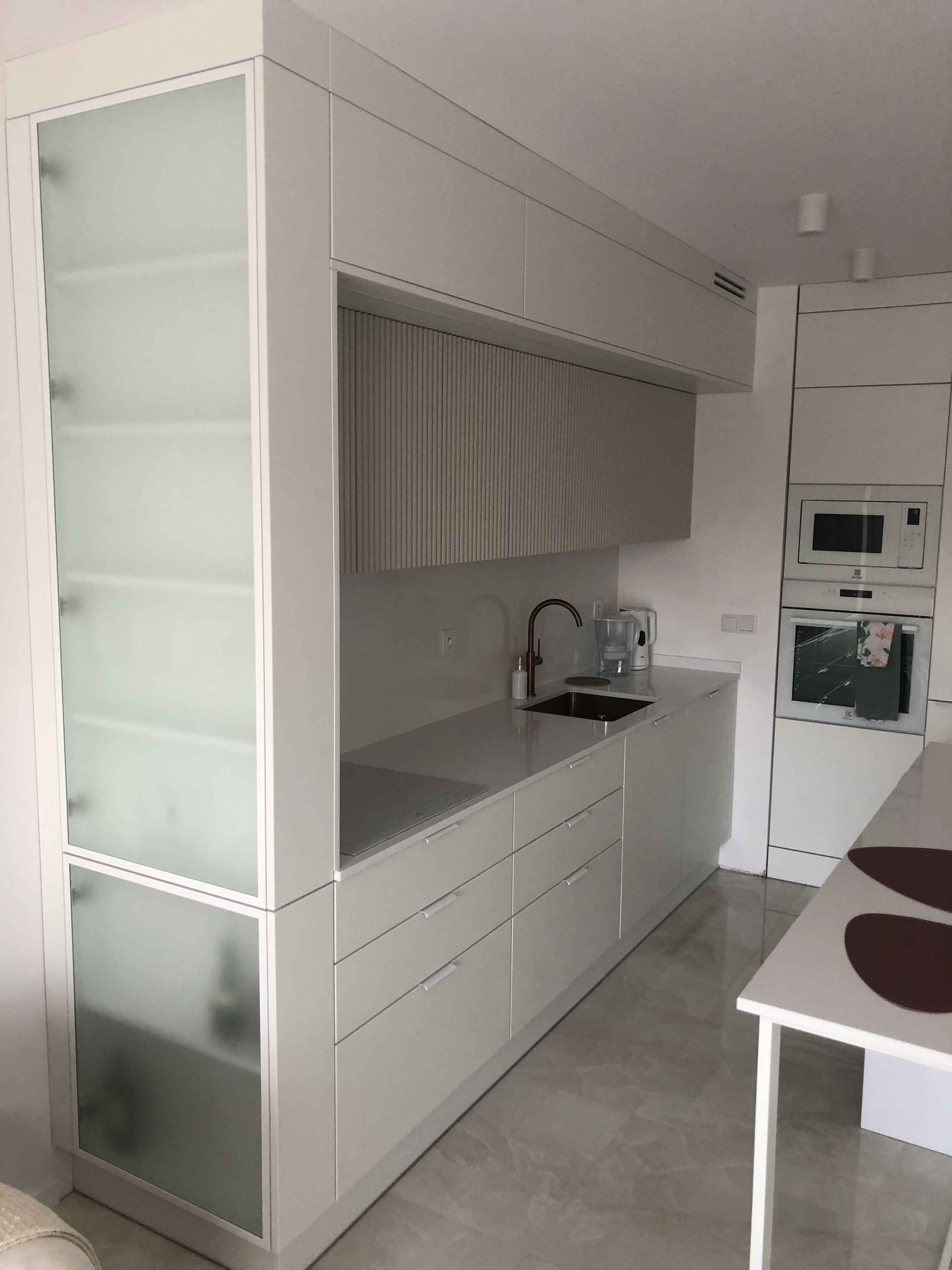 Meble kuchenne z szafkami pod sufit Wrocław