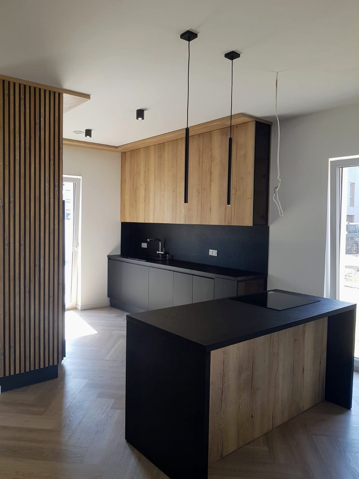 Biała kuchnia z drewnopodobnymi detalami, stolarz Wrocław
