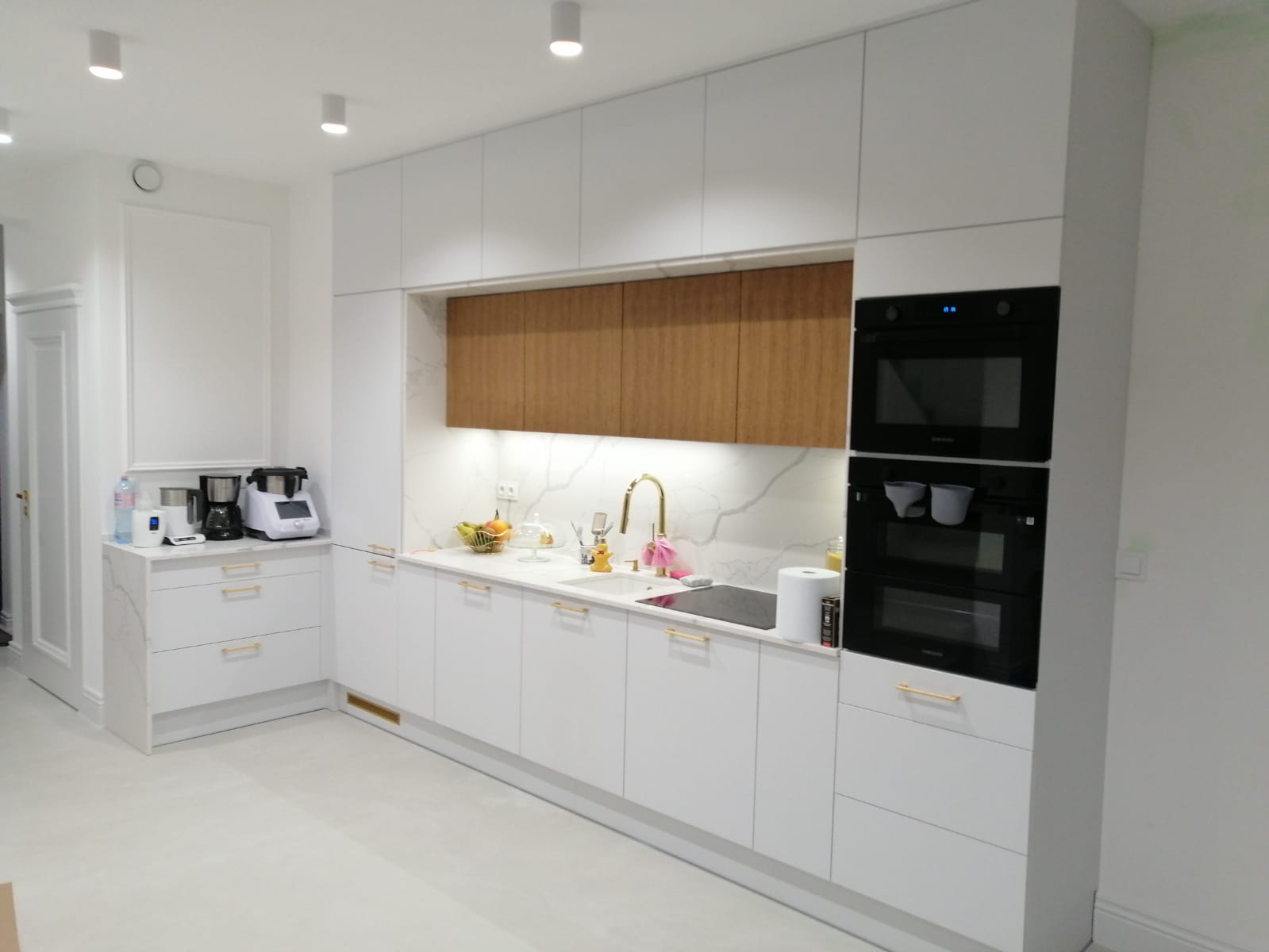 Kuchnia dwurzędowa w wąskim pomieszczeniu Oleśnica