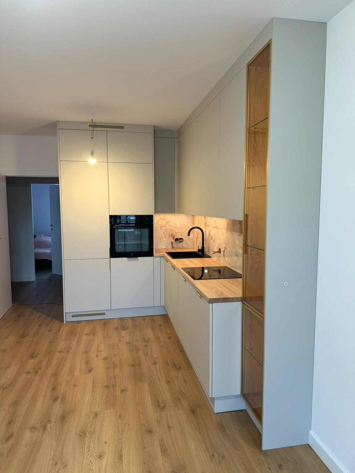 Garderoba z frontami szklanymi w ramkach aluminiowych Długołęka