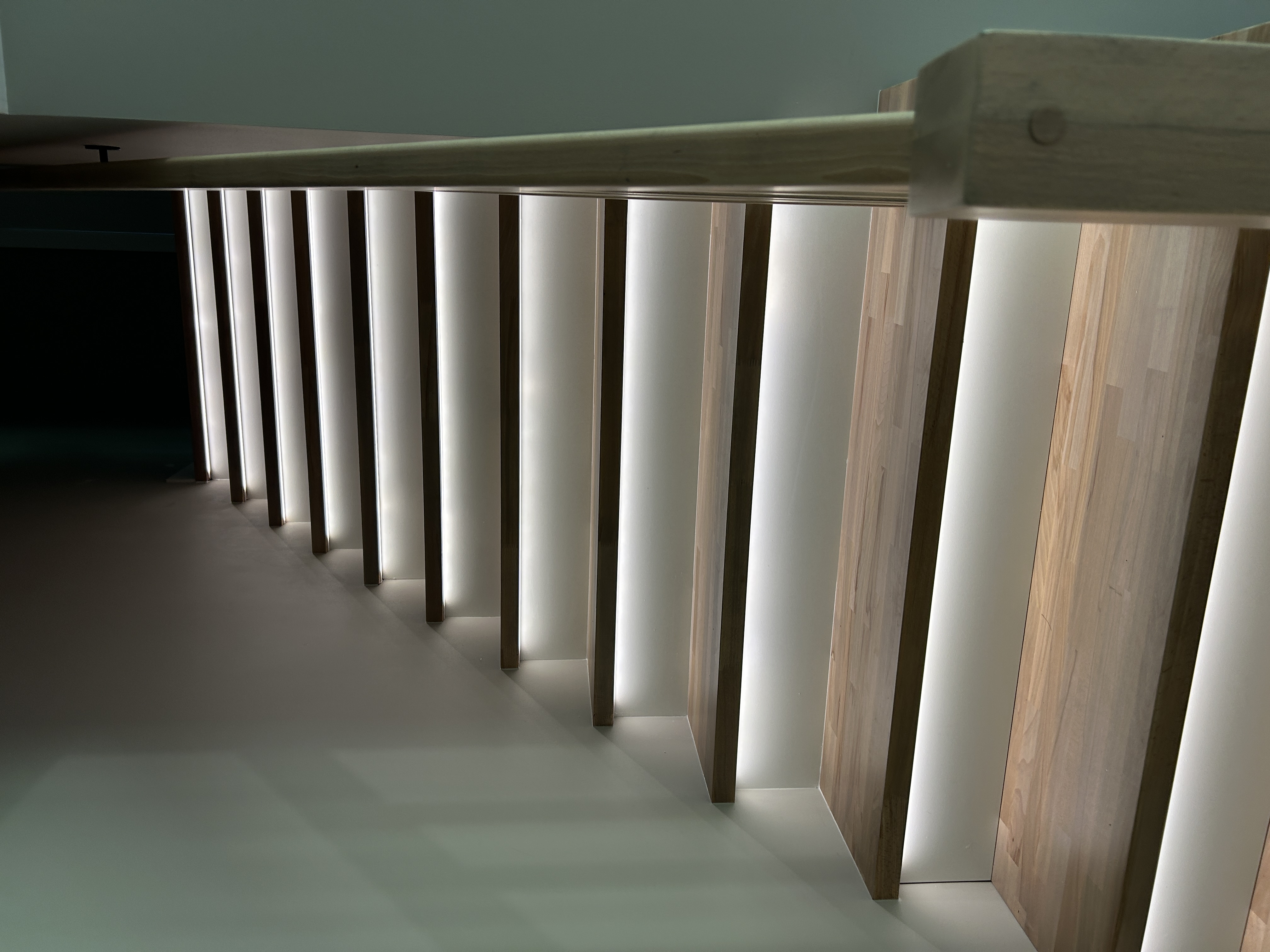 Schody drewniane z nowoczesną balustradą Trzebnica